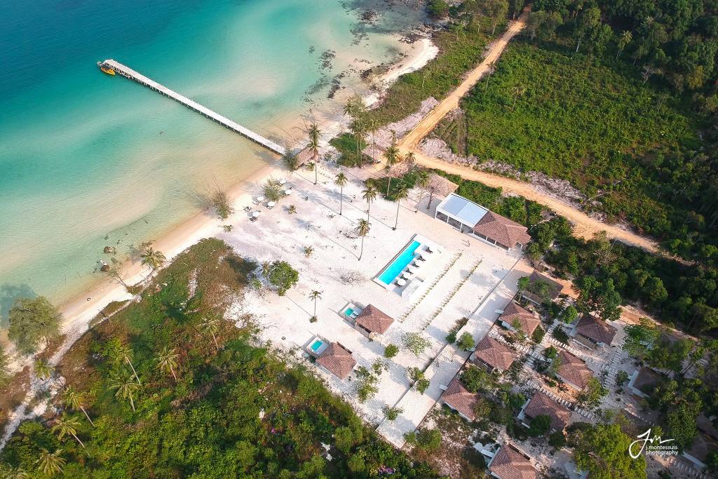 anaya resort koh rong pagoda beach